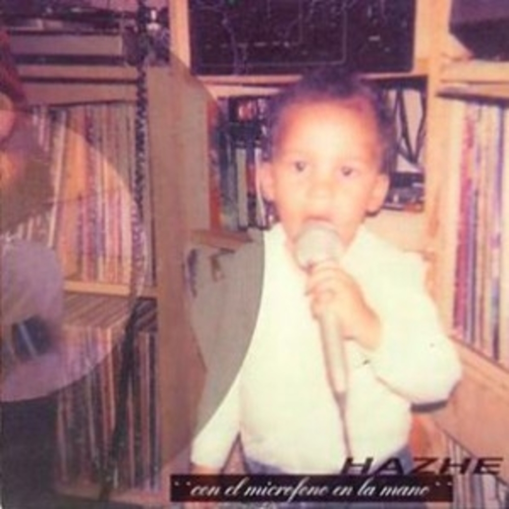 Con El Micrófono En La Mano